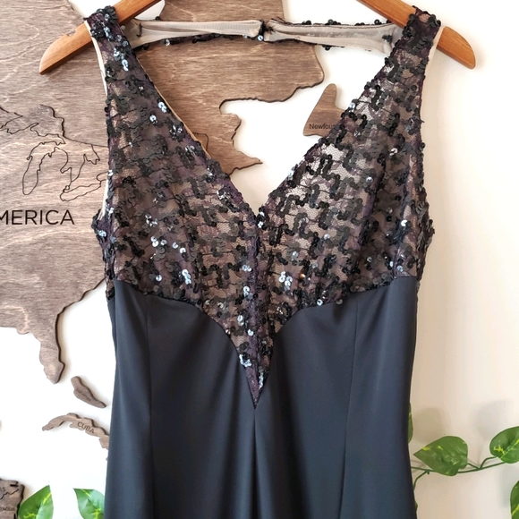 Stunning Sequin Backless Trumpet Dress 🖤 - Picture 6 of 16